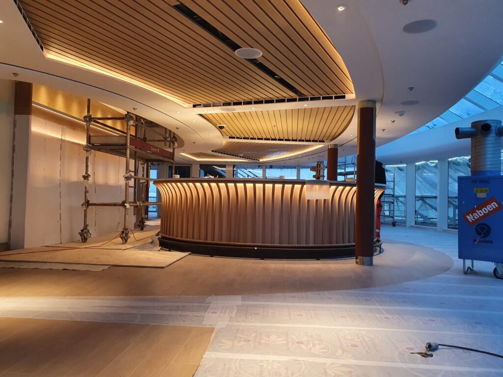 Receptie hotel luminata