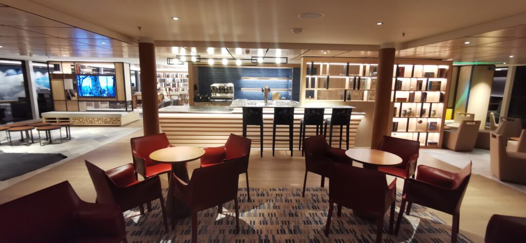 Restaurant cu luminat interior