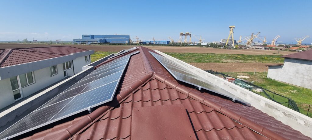 Montaj panouri fotovoltaice acoperis in doua ape